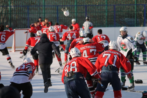 Подростки из Екатеринбурга сразились на хоккейном корте с ровесниками из Асбеста