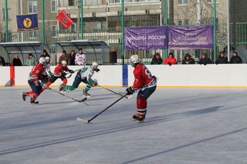Подростки из Екатеринбурга сразились на хоккейном корте с ровесниками из Асбеста