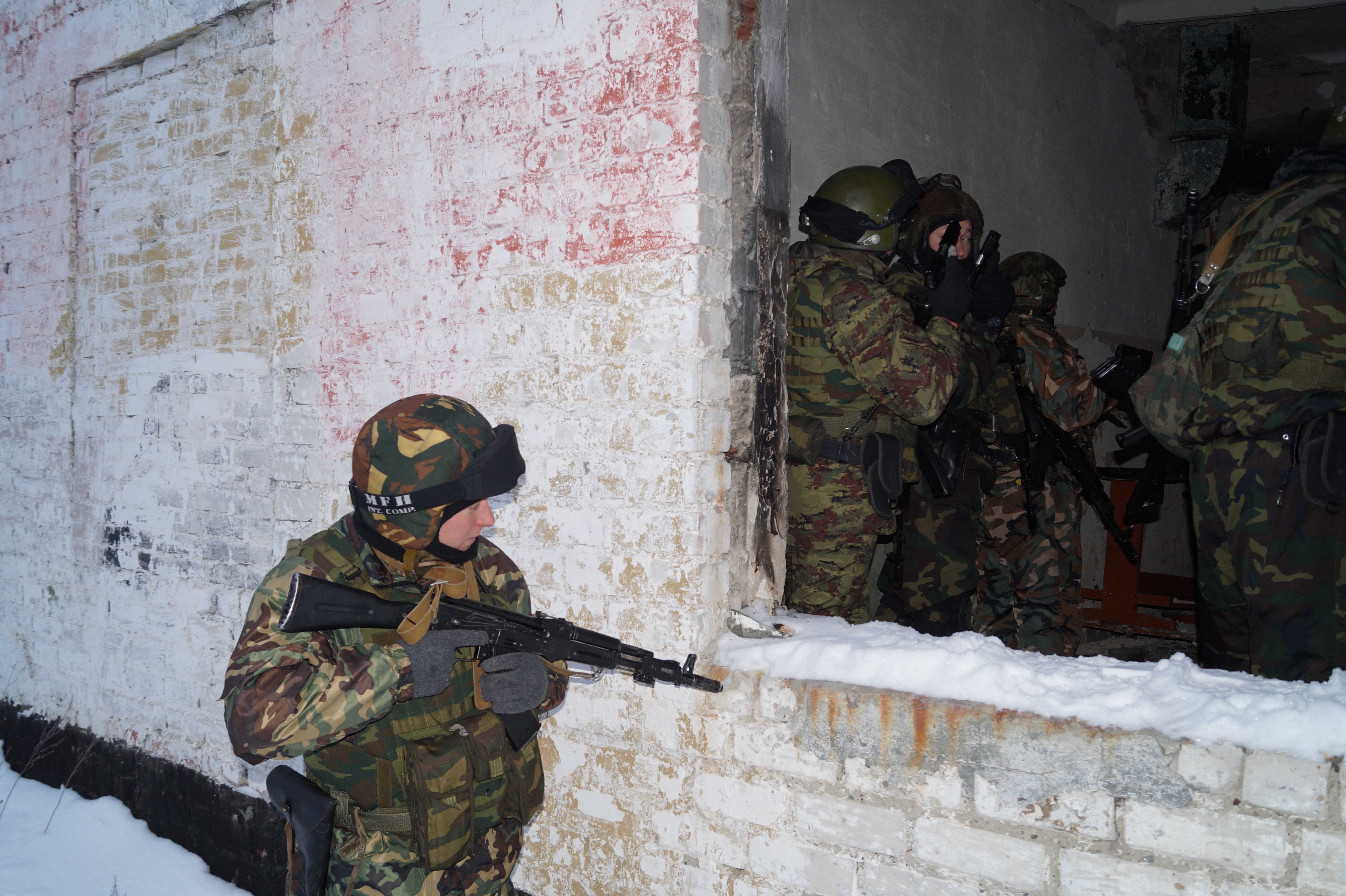 Первоуральца задержали при попытке перебросить сверток в колонию строгого режима