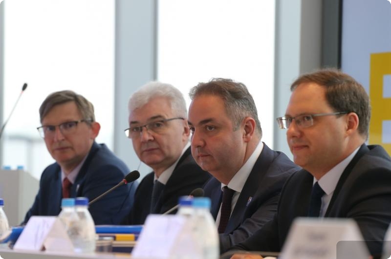 Евгений Куйвашев презентует делегации МБВ заявочное досье Екатеринбурга на ЭКСПО-2025