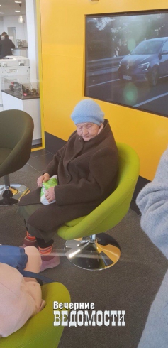 Под Екатеринбургом разыскивают родственников потерявшей память бабушки