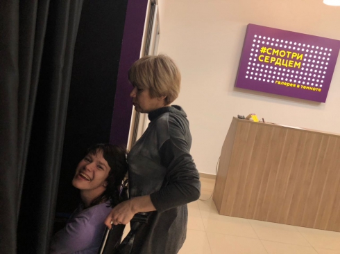 Галерея в темноте: где в Екатеринбурге учат смотреть сердцем