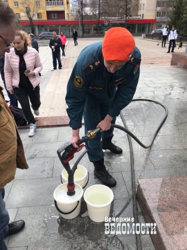 В Екатеринбурге отмыли «Черный тюльпан» из брандспойтов