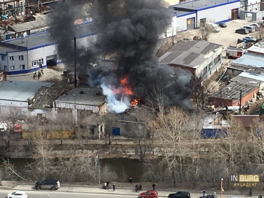 Крупный пожар на промышленной площадке на улице Луганской в Екатеринбурге Крупный пожар на промышленной площадке на улице Луганской в Екатеринбурге