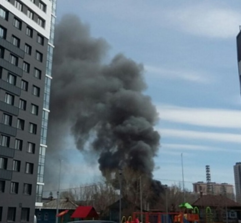 Крупный пожар на промышленной площадке на улице Луганской в Екатеринбурге Крупный пожар на промышленной площадке на улице Луганской в Екатеринбурге