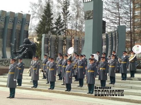 В Екатеринбурге стартовал автопробег Росгвардии, приуроченный ко Дню Победы