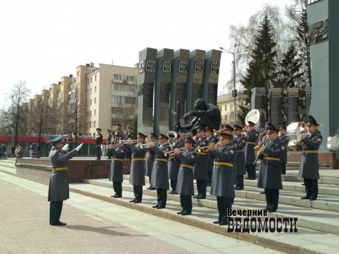 В Екатеринбурге стартовал автопробег Росгвардии, приуроченный ко Дню Победы