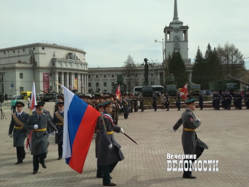 В Екатеринбурге стартовал автопробег Росгвардии, приуроченный ко Дню Победы