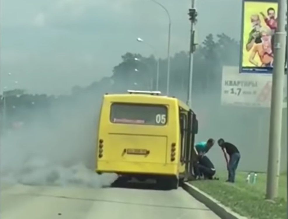 В Екатеринбурге автобус едва не загорелся на ходу В Екатеринбурге автобус едва не загорелся на ходу