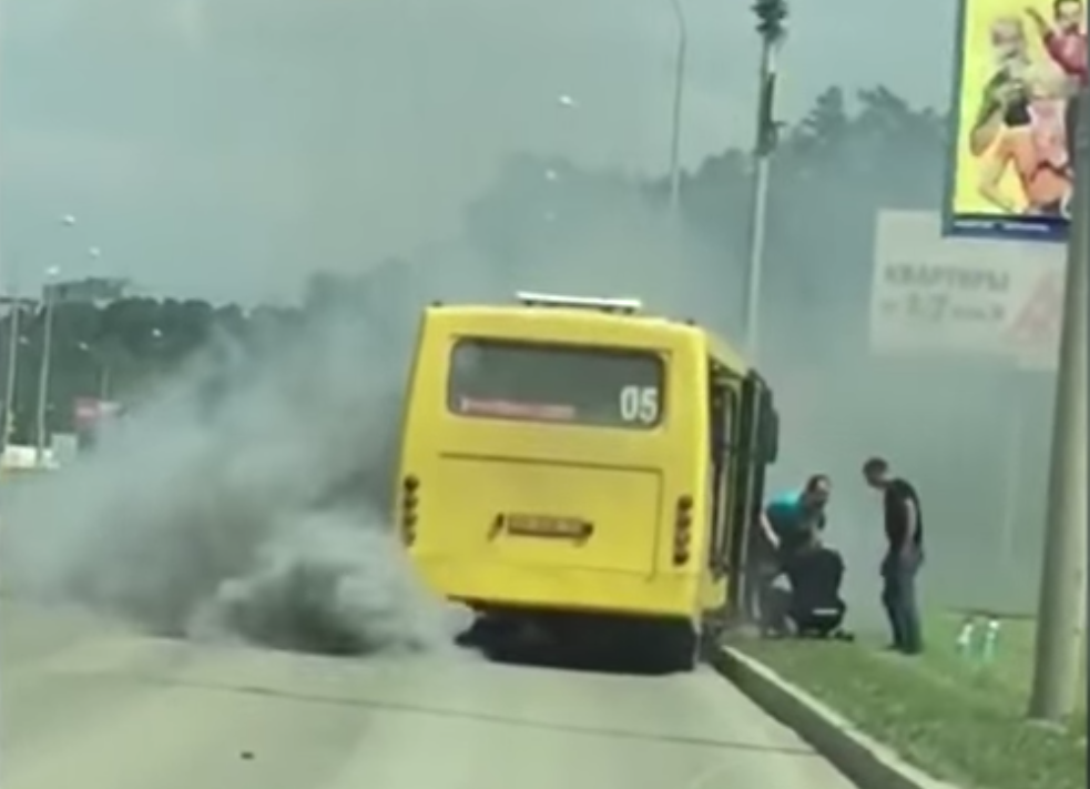 В Екатеринбурге автобус едва не загорелся на ходу В Екатеринбурге автобус едва не загорелся на ходу