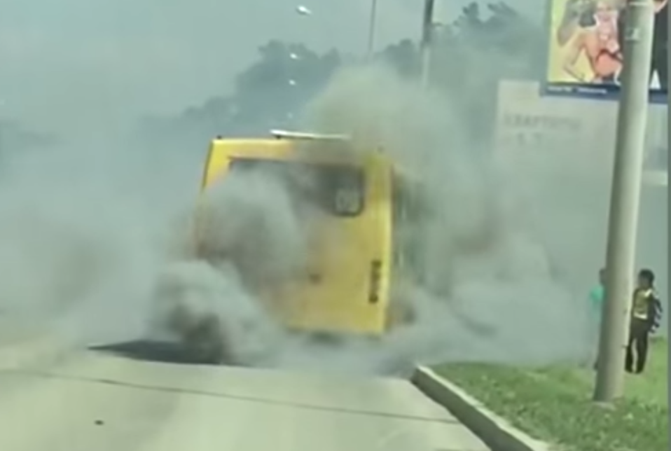 В Екатеринбурге автобус едва не загорелся на ходу В Екатеринбурге автобус едва не загорелся на ходу