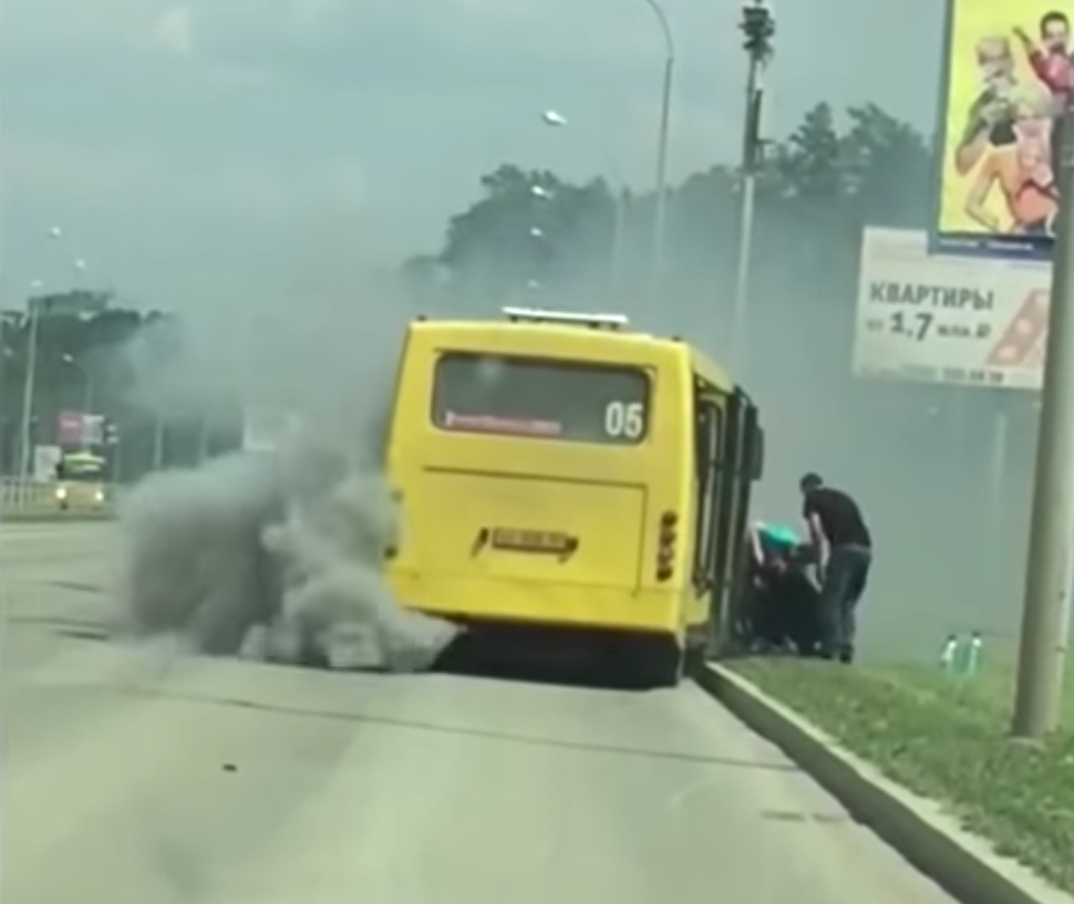 В Екатеринбурге автобус едва не загорелся на ходу В Екатеринбурге автобус едва не загорелся на ходу
