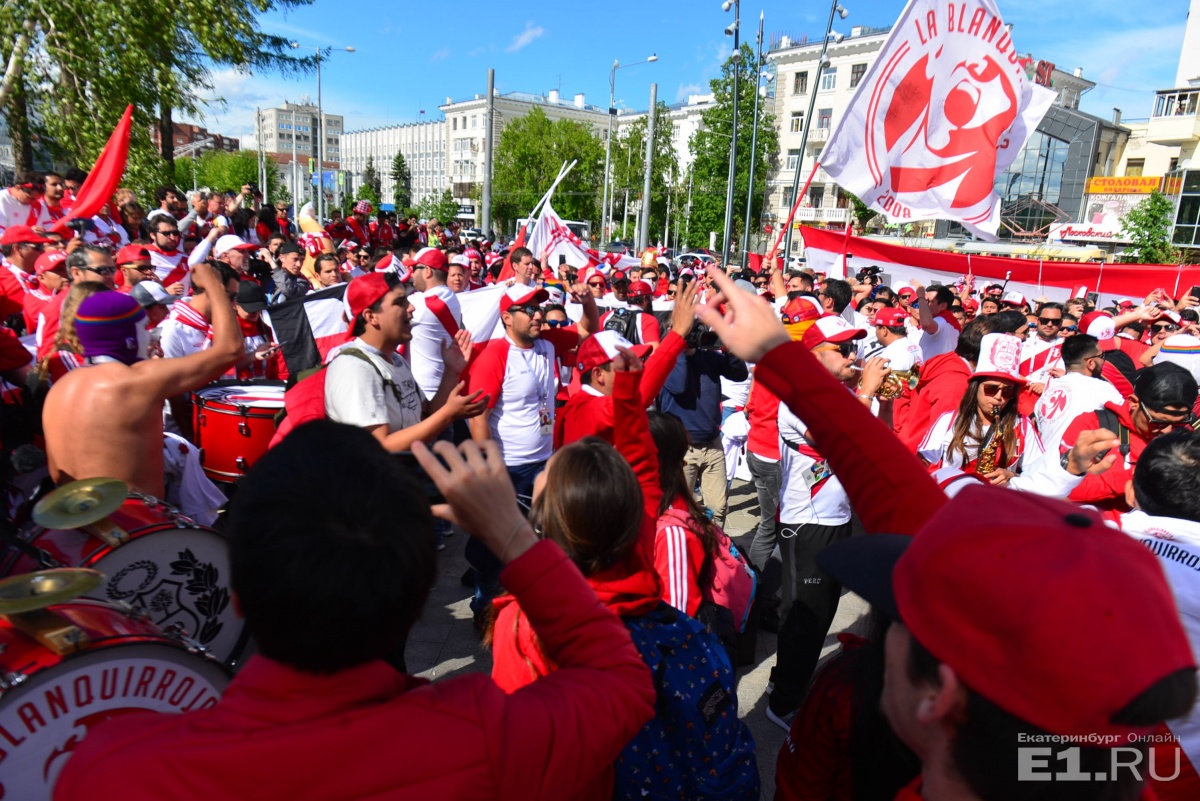 Такого Екатеринбург не видел со времён первомайских демонстраций в Советском Союзе. От поезда до стадиона. Без слов