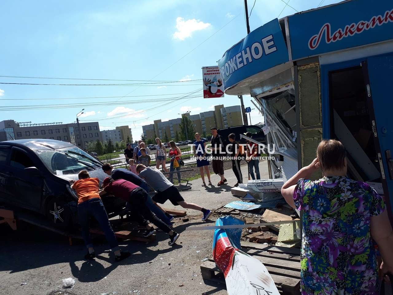 Иномарка снесла киоск с мороженым в Нижнем Тагиле Иномарка снесла киоск с мороженым в Нижнем Тагиле