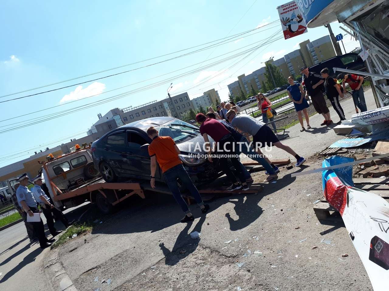 Иномарка снесла киоск с мороженым в Нижнем Тагиле Иномарка снесла киоск с мороженым в Нижнем Тагиле