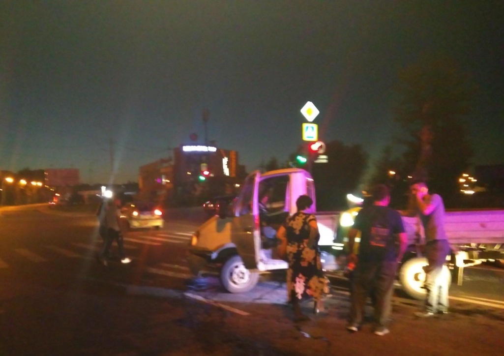 На Эльмаше грузовая «ГАЗель» совершила таран на перекрёстке На Эльмаше грузовая «ГАЗель» совершила таран на перекрёстке