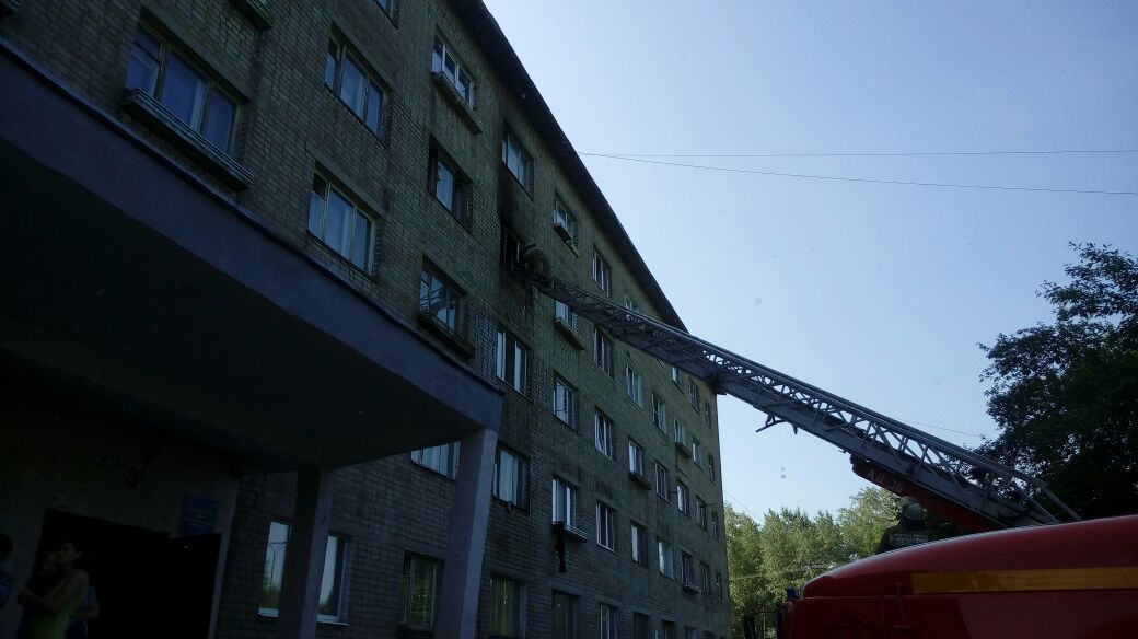 В Каменске-Уральском из горящего дома эвакуировали порядка 100 человек В Каменске-Уральском из горящего дома эвакуировали порядка 100 человек