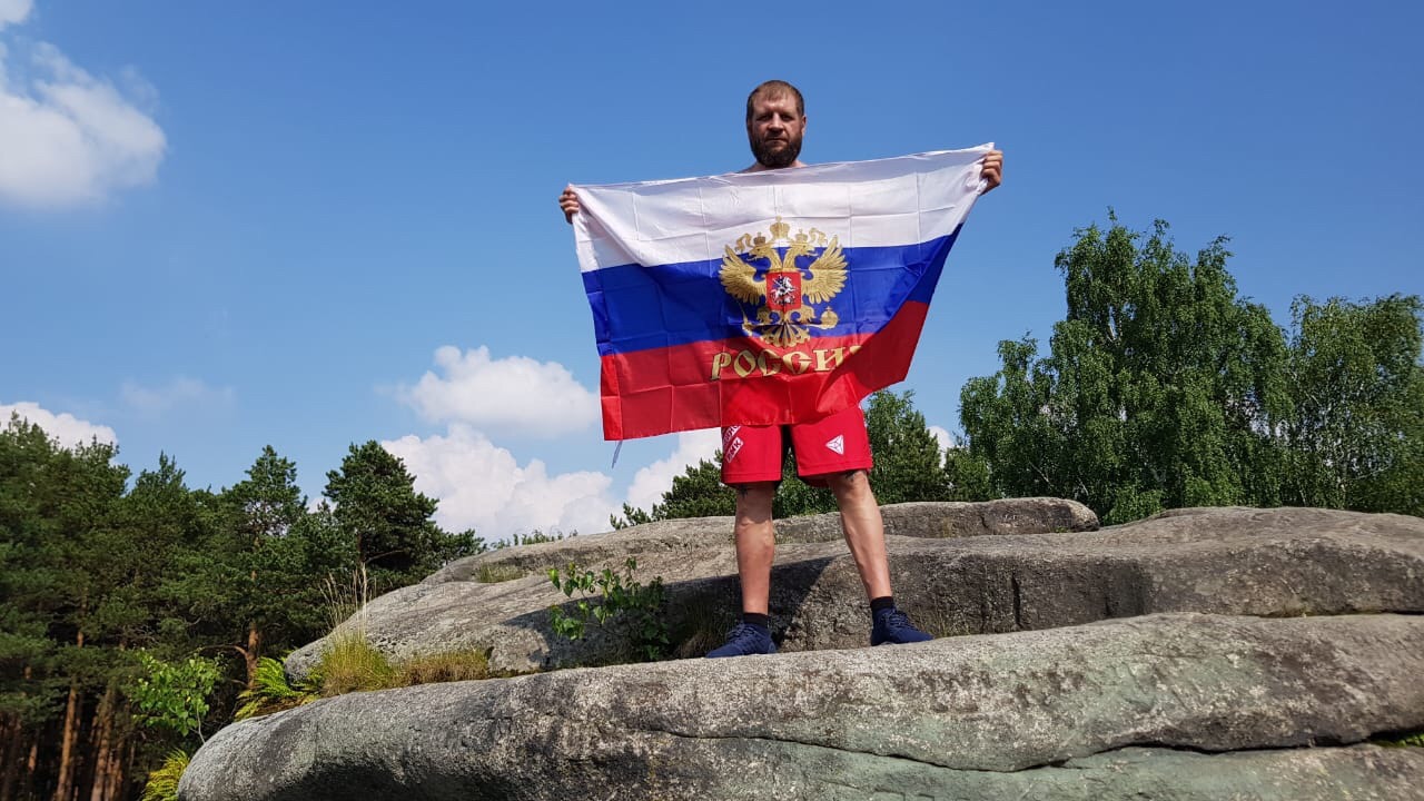 Александр Емельяненко и его соперник Виктор Пешта приехали в Екатеринбург