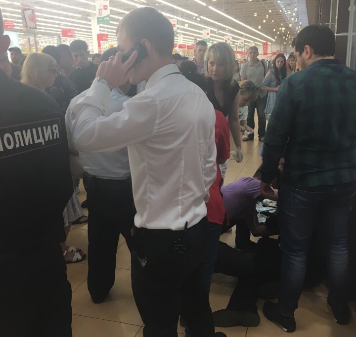 В тюменском «Ашане» наркоман зарезал охранника В тюменском «Ашане» наркоман зарезал охранника