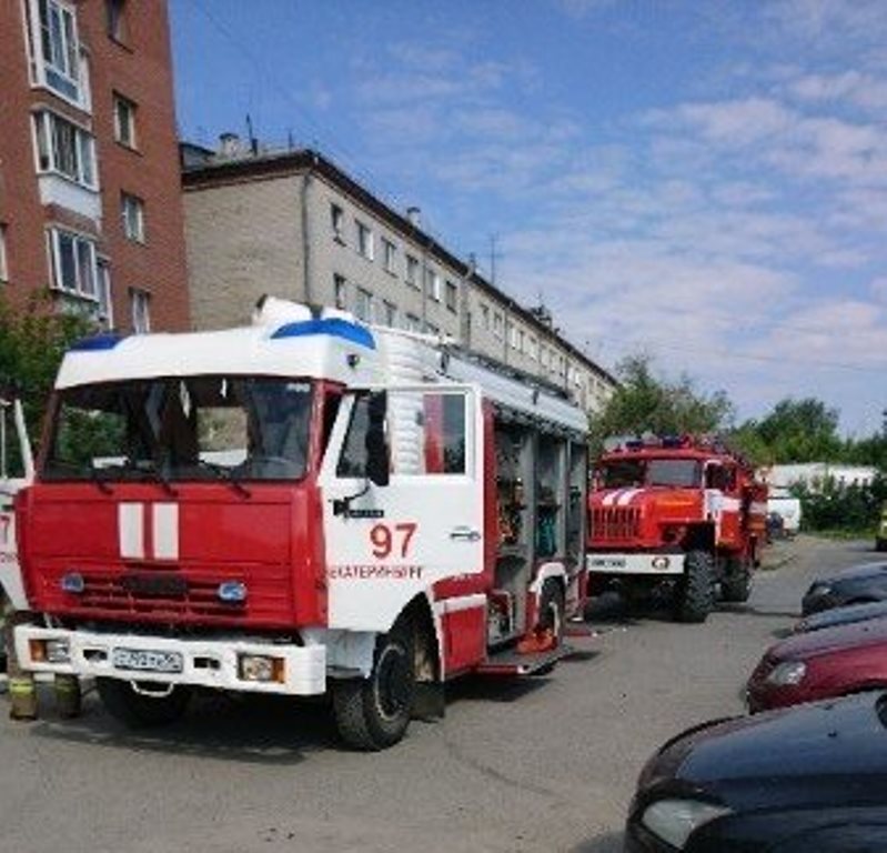 В Екатеринбурге из-за пожара в многоквартирном доме эвакуированы 45 человек, в том числе 10 детей