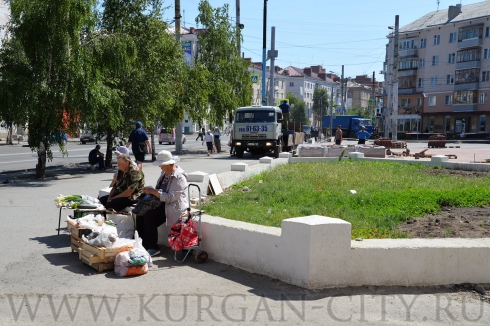 В Кургане сквер около памятника Коле Мяготину приведут в порядок и очистят от стихийной торговли