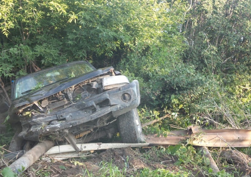 В Екатеринбурге внедорожник Nissan Patrol встал на крышу. Версии причин ДТП в показаниях водителей расходятся