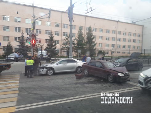 В Екатеринбурге рядом с Центральным стадионом произошло ДТП. Пострадали женщина и ребёнок