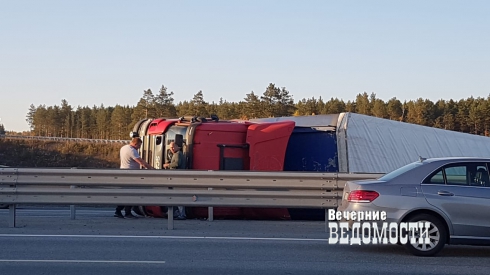 В Екатеринбурге на Московском тракте упавшая фура перекрыла движение в сторону Первоуральска