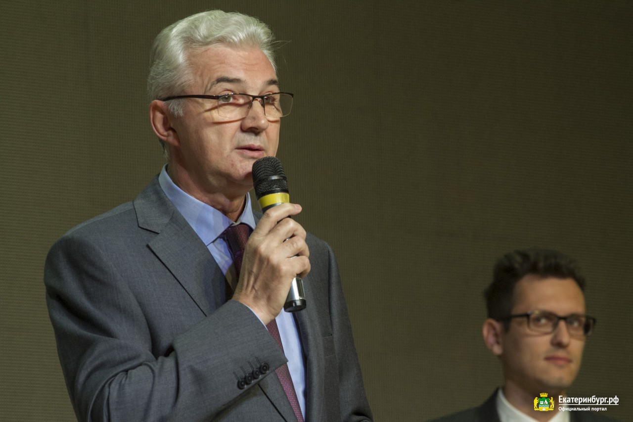 В Екатеринбурге топит школу В Екатеринбурге топит школу