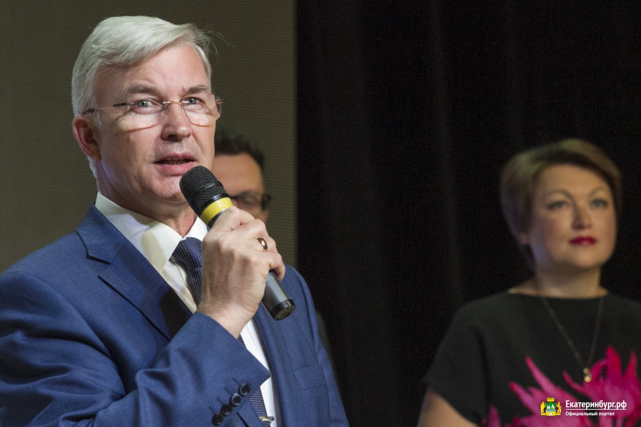 В Екатеринбурге топит школу В Екатеринбурге топит школу