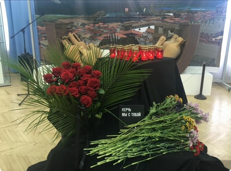 В Екатеринбурге почтили память жертв в Керчи В Екатеринбурге почтили память жертв в Керчи