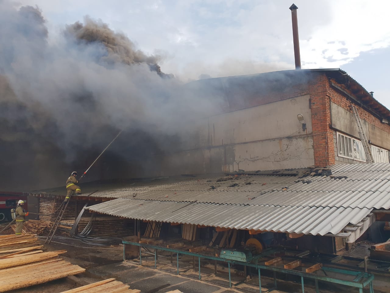 В Тавде горит цех с пиломатериалами В Тавде горит цех с пиломатериалами