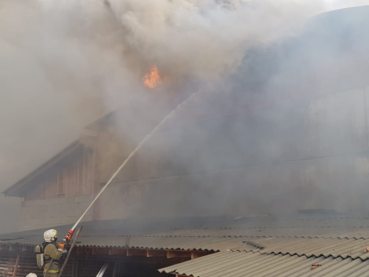 В Тавде горит цех с пиломатериалами В Тавде горит цех с пиломатериалами