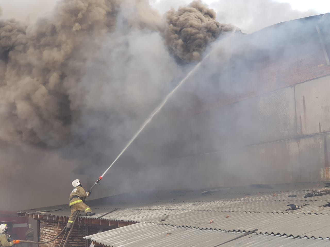 В Тавде горит цех с пиломатериалами В Тавде горит цех с пиломатериалами