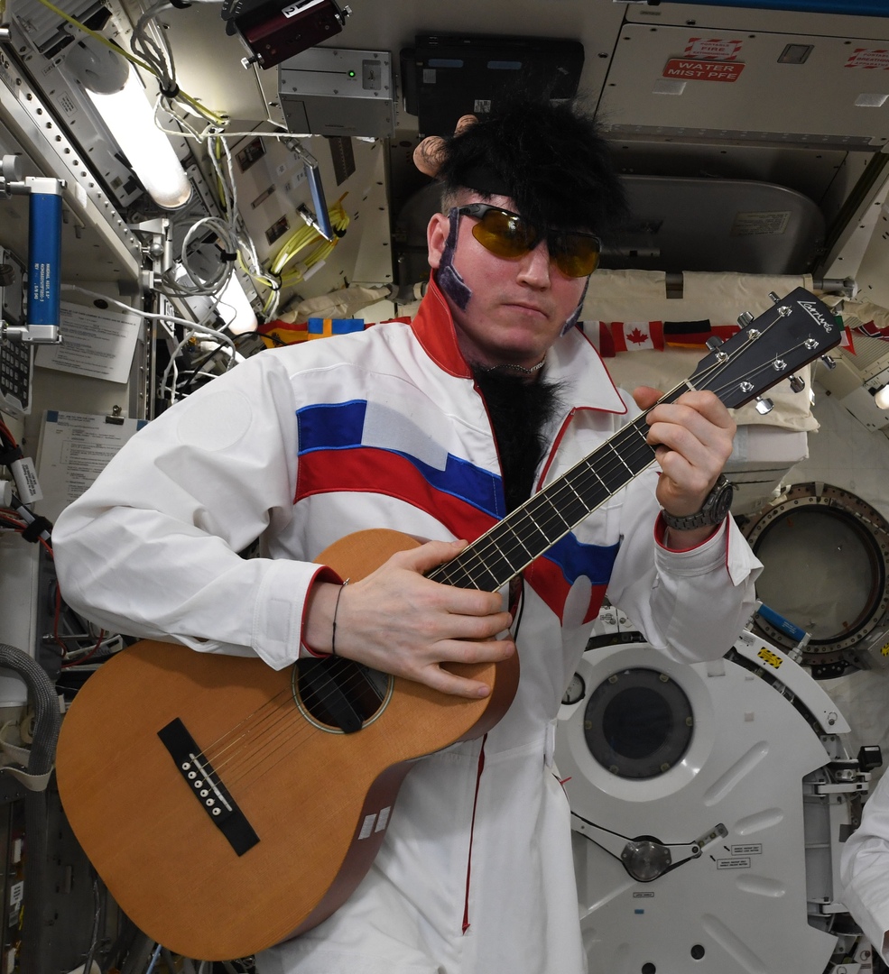 «Состряпал костюм из подручных средств»: космонавт из Екатеринбурга отпраздновал Хеллоуин на МКС «Состряпал костюм из подручных средств»: космонавт из Екатеринбурга отпраздновал Хеллоуин на МКС