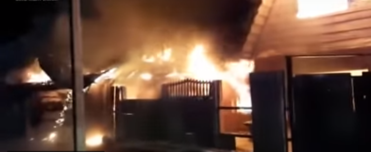 В Екатеринбурге в посёлке Семь Ключей сгорели два дома и машина В Екатеринбурге в посёлке Семь Ключей сгорели два дома и машина