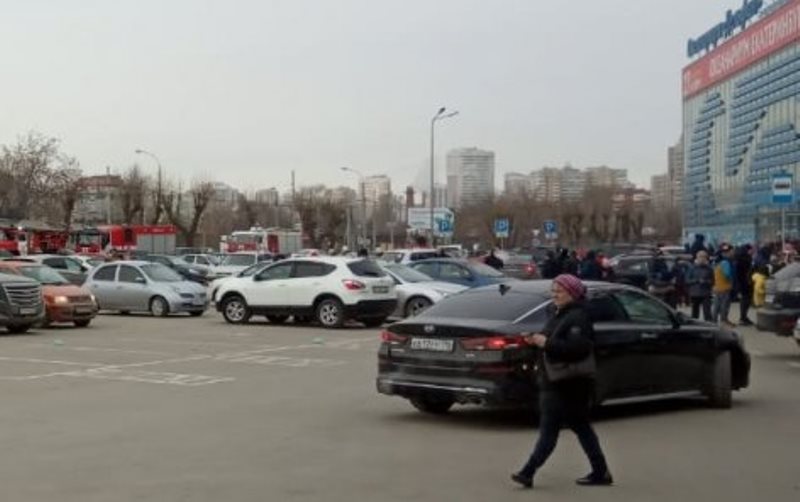 Из-за сработавшей сигнализации из кинотеатра на Щербакова эвакуировали 99 человек Из-за сработавшей сигнализации из кинотеатра на Щербакова эвакуировали 99 человек