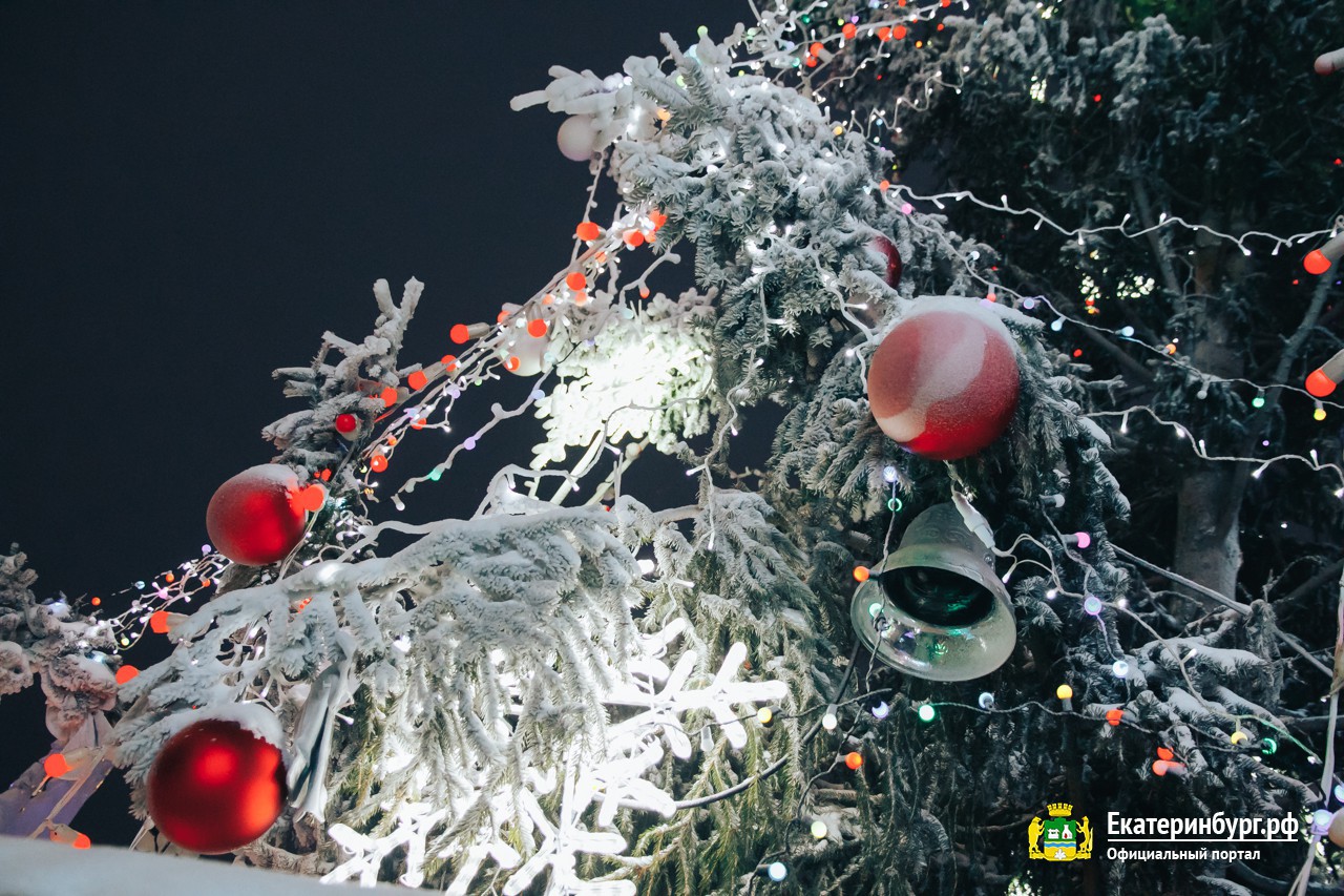 На площади 1905 года открыли ледовый городок, посвященный сказам Бажова На площади 1905 года открыли ледовый городок, посвященный сказам Бажова