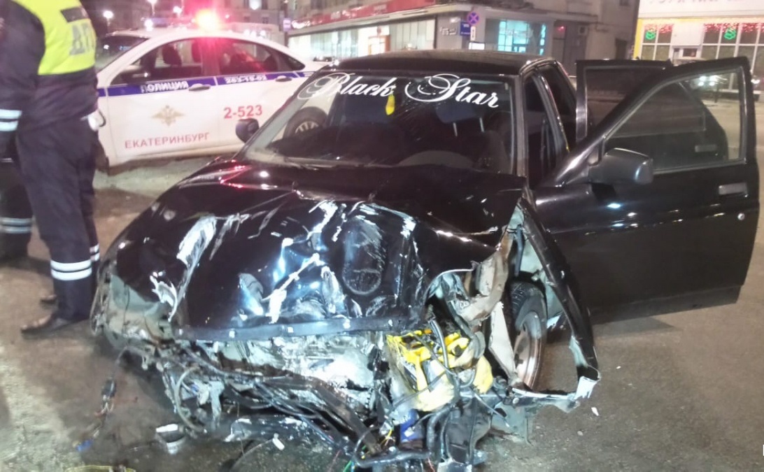 В Екатеринбурге на улице Свердлова девушка на Lada Priora снесла дорожное ограждение В Екатеринбурге на улице Свердлова девушка на Lada Priora снесла дорожное ограждение