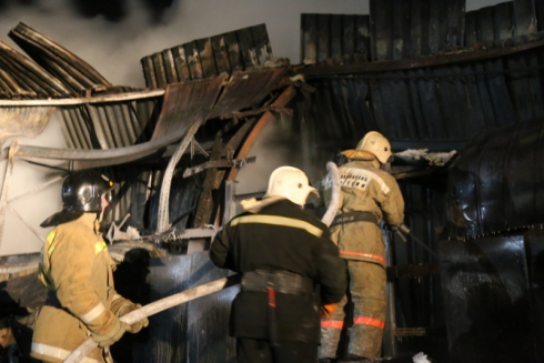 В Кургане ночью сгорел склад автозапчастей площадью 1600 квадратных метров 