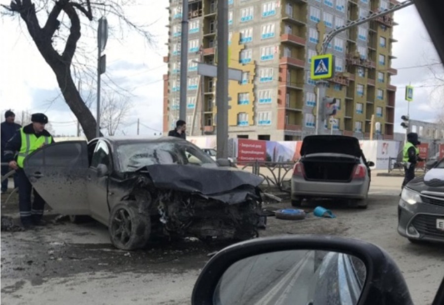 На улице Московской в Екатеринбурге в лобовом столкновении сошлись Mitsubishi и Audi