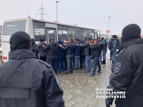 В Екатеринбурге силовики на рынках задержали более 150 гастарбайтеров