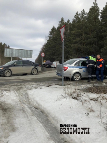 Около Белоярского водохранилища инспекторы ГИБДД отправили на  штрафстоянку спасательный катер МЧС