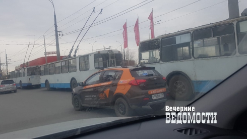 В Екатеринбурге парализовано движение троллейбусов 