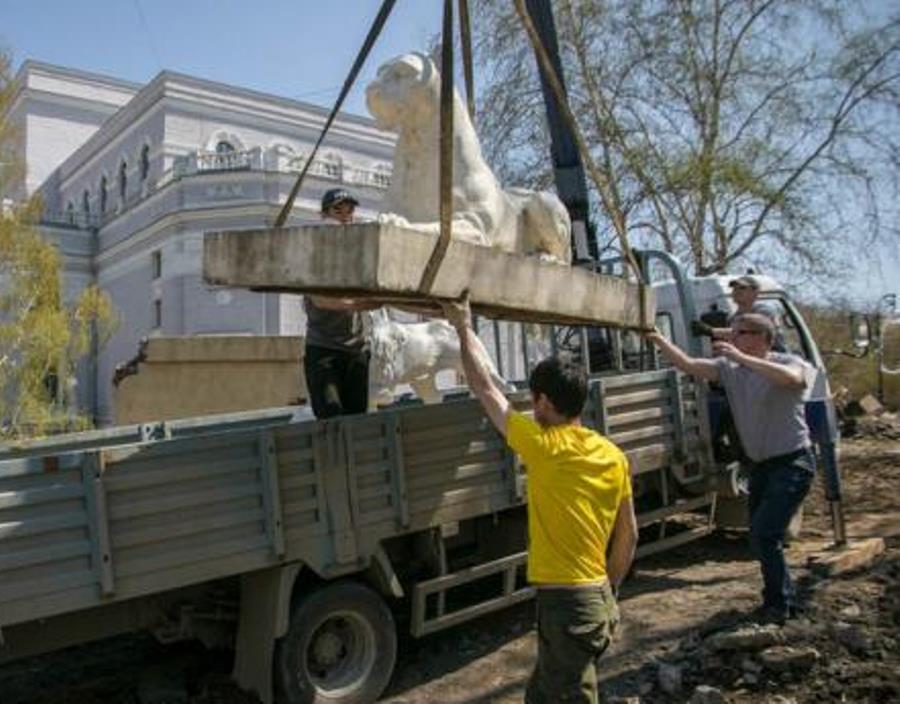 В Екатеринбурге вандалы продолжают громить сквер за Оперным театром