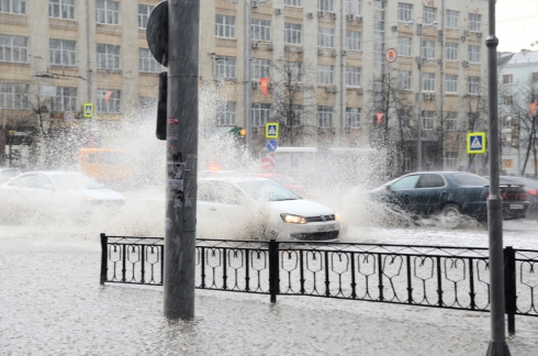 В Екатеринбурге прошла первая гроза с ливнем и градом (ФОТО)