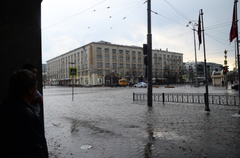 В Екатеринбурге прошла первая гроза с ливнем и градом (ФОТО)