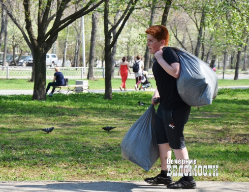 В Екатеринбурге прошел «консульский» субботник в сквере, названном в честь армянского композитора