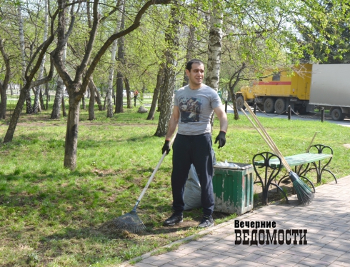 В Екатеринбурге прошел «консульский» субботник в сквере, названном в честь армянского композитора