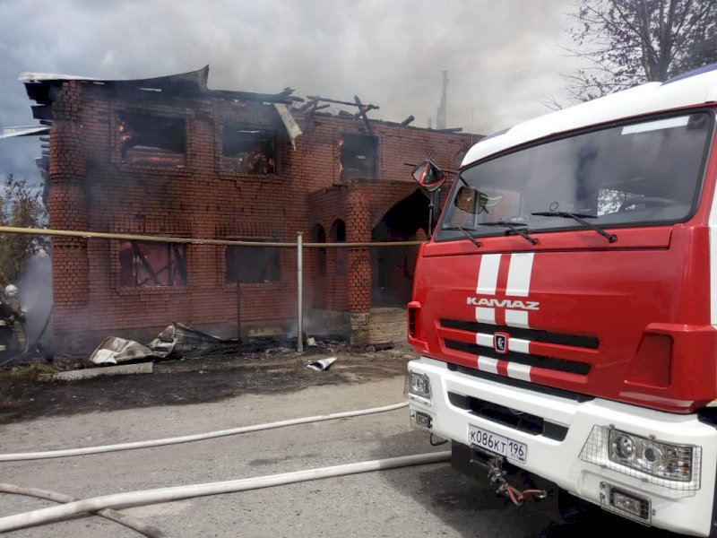 В Екатеринбурге сгорел «дворец» в Цыганском поселке